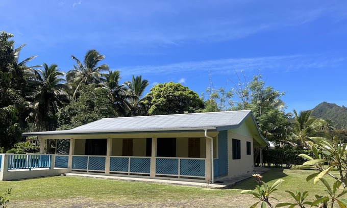Avarua Maison | Modern spacious home - Mountain-side views, 10 minute walk to the beach.