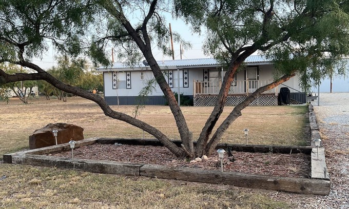 Voss Maison | Lake Life Rentals Runaway Place @ O.H. Ivie - About 2 miles from boat ramps.