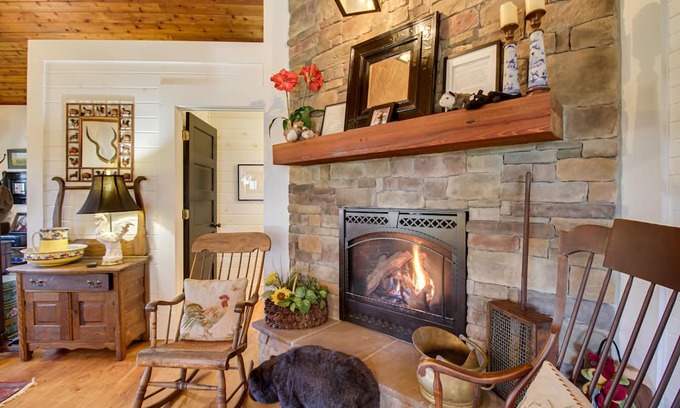 Roseland Maison | Remote ‘Possum Farmhouse’ Retreat on 10+ Acres!