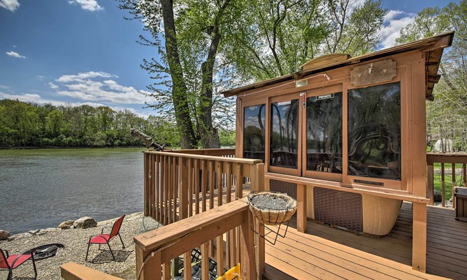 Logansport Cabine | Riverfront ‘Shiitake Cabin’ w/ Private Hot Tub!