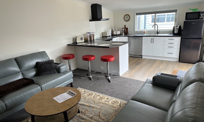 Timaru Maison | Beautifully renovated duck back cottage Close to Bay and town