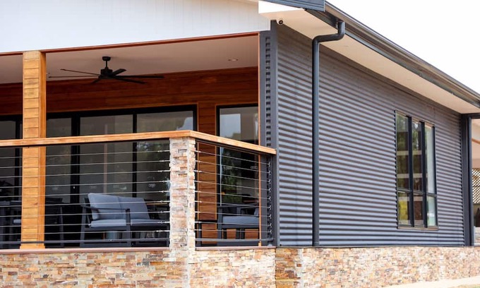 Monash Maison | River access, bush views, newly renovated house, 5 minutes to town.