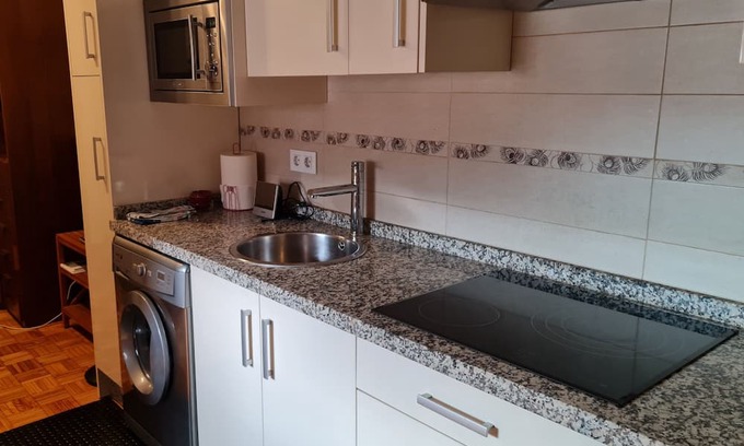 San Lazaro y Otero Appartement | Pequeño Apartamento con Wifi Lado Palacio Deportes. Próximo Salidas Autopista