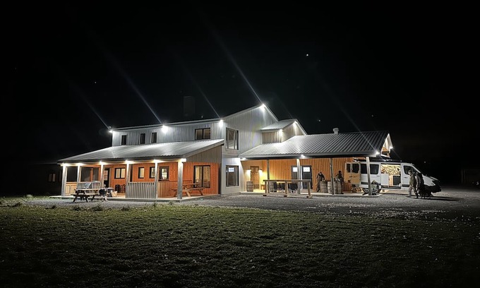 Sainte-Seraphine Cabine | Le Lodge Vous Offre une Expérience Paisible et Immersive en Zone Agricole