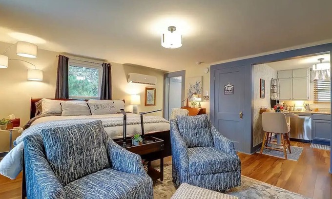 Texarkana Maison | Pecan Carriage House: Stylish, cozy, & safe