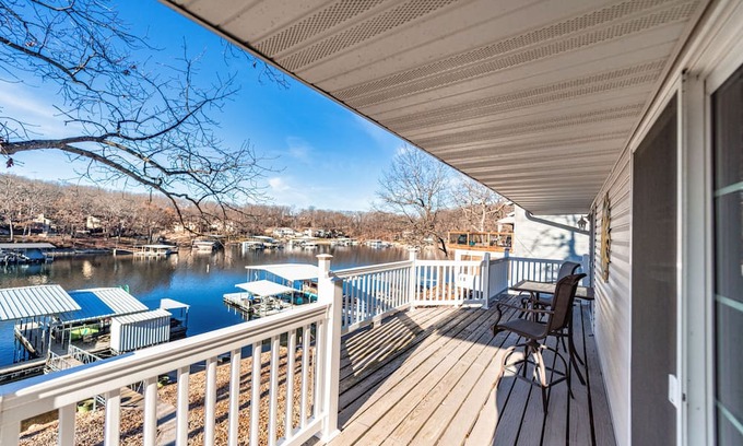 Lake Ozark Maison | Lake Escape – Spectacular 3 BDR in Prime Location w/Private Dock and Boat Slip!