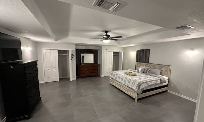 Eagle Pass Maison | Lonestar Lodge- Enjoy Smart TV with Disney, Amazon Prime, Ext. nearby Casino!