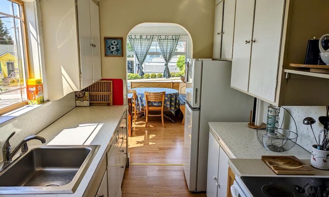 Lynden Maison | Downtown Dutch Craftsman - Walk to Downtown!