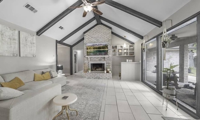 Broadmoor Maison | Large modern cozy spacious home great Location 2min from interstate Private yard