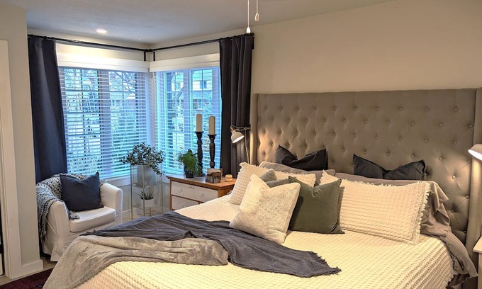 Elmvale - Eastway - Riverview - Riverview Park West Maison | Cozy oasis for professionals, where comfort & productivity seamlessly converge!