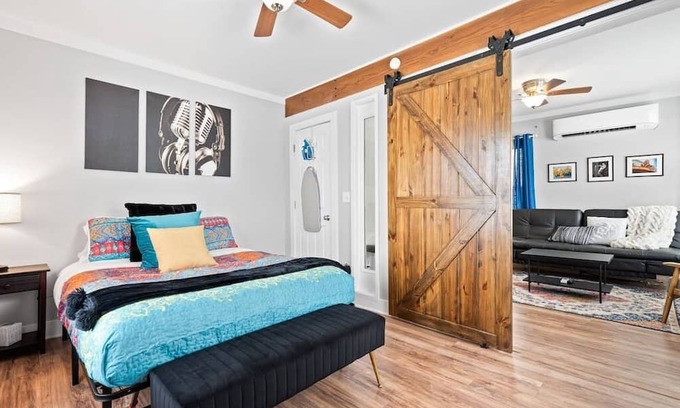 North Kansas City Appartement | Lovely 1BR 2ndFloor Apt Desirable Location