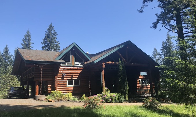 Eugene Maison | Spectacular log lodge on 5 acres of parkland 10 minutes from the city of Eugene