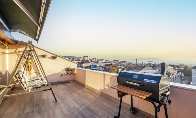 Maltepe Appartement | Sleek Flat near Public Transportation in Maltepe