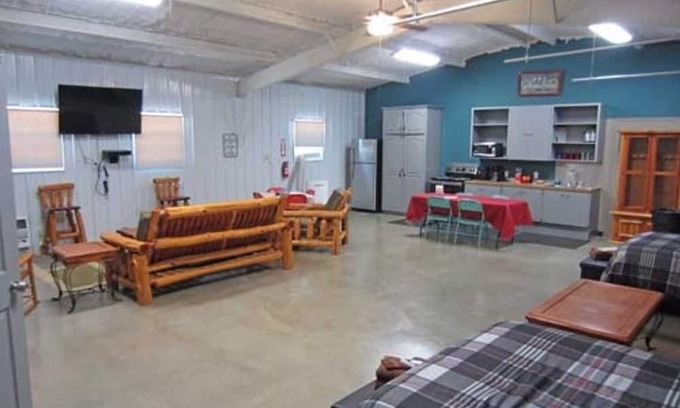 Hugo Cabine | Shady Oaks RV Resort 3 Bed Bunk House Cabin