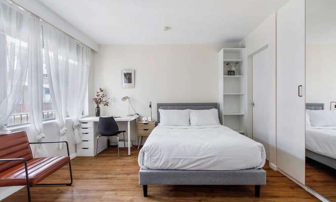St. Kilda East Appartement | The Leafy LandsdowneA Cosy Poolside Studio