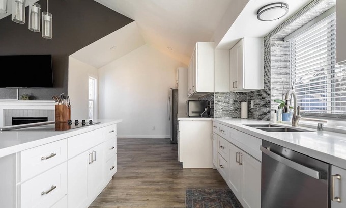 Kent Maison | Upscale Kent 1BR, close to Groceries, Shopping & Movies, by Blueground