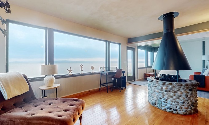 Vashon Island Maison | Enchanting & tranquil waterfront escape with patio, fire pit, & amazing views