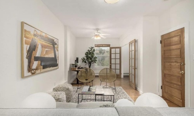 Whittier Copropriété | Modern furnished apartment ideally for traveling nurses. Stay in style