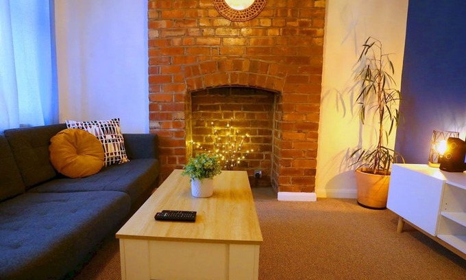Prestwich Maison | Pass the Keys | King Bed House Next To Heaton Park | W&M Discounts