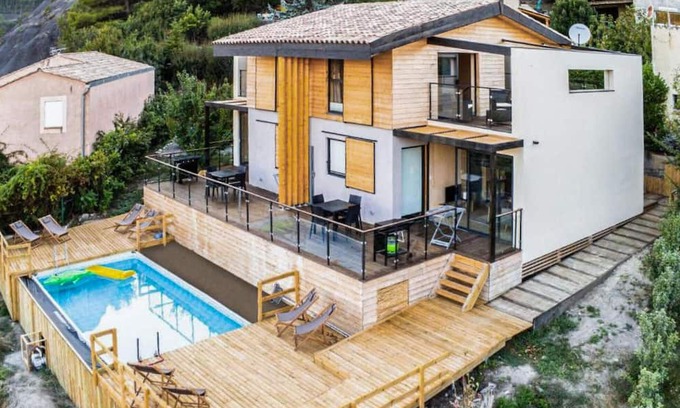 Marcoux Maison | This beautiful and modern vacation home welcomes you with a breathtaking mountain view.