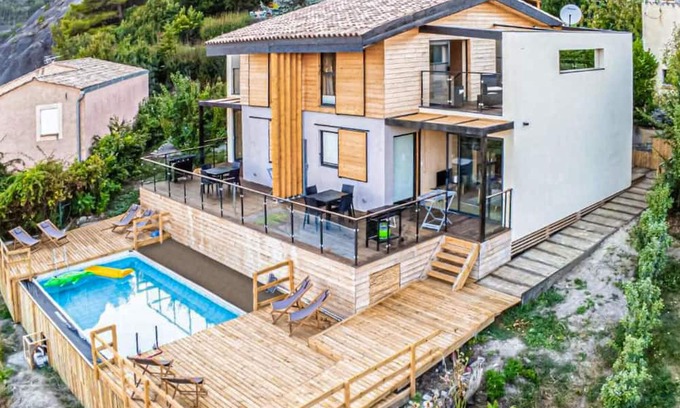 Marcoux Appartement | This beautiful and modern vacation home welcomes you with a breathtaking mountain view.