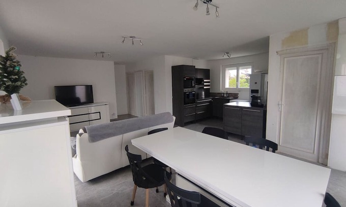 Bellerive-sur-Allier Appartement | Apartment 'Petite Maison - 70m2' with Balcony and Wi-Fi