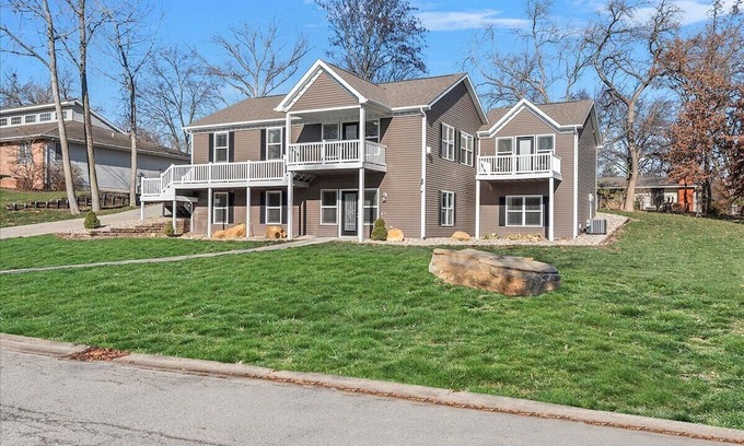Chatham Maison | Modern and Spacious 5BR 3BA w/walking trail and lake view! Chatham/Springfield