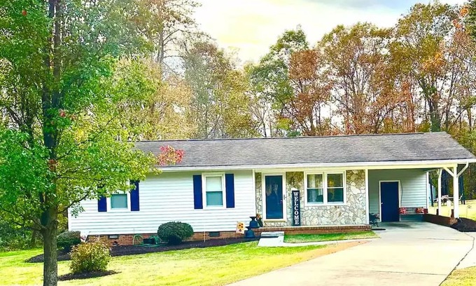 Cascade Maison | Secluded Oasis minutes from shopping Complimentary streaming services &CoffeeBar