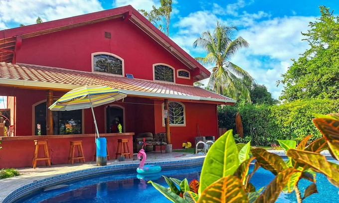 Canton Parrita Maison | Large family house, A/C, swimming pool, outdoor patio, minutes to the beaches!