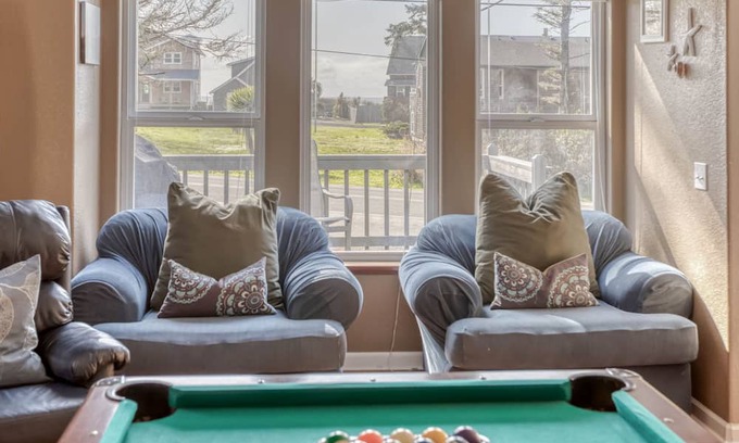 Downtown Cannon Beach Maison | Near the Beach with TVs, Foosball, Ping-Pong and Pool Tables!