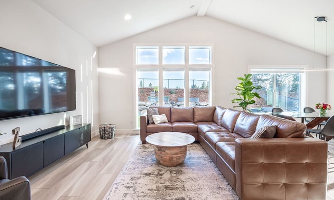Latah Valley Maison | Beautiful Spacious Modern Home