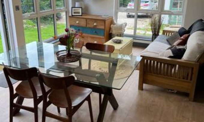 Randwick Cabine | Cotswold's-2 Bedroom Cosy Lodge-Sleeps 6-Parking