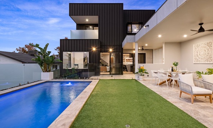 Albury Maison | Luxurious urban oasis with pool in Central Albury