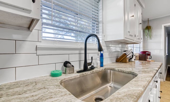Jacksonville Maison | Ideal 3BR for Work Stays and Home Transition