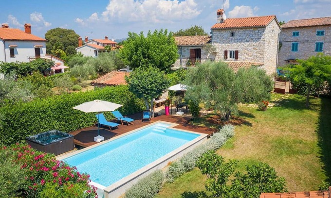 Rosini Maison | Villa Rossa is a charming renovated Istrian stone house located in the village Rosini near Porec.