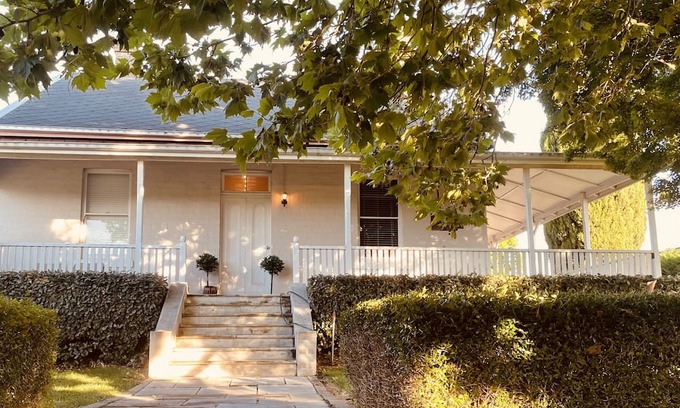 Glen Innes Maison | Beautiful, spacious 1870s house in centre of town.
