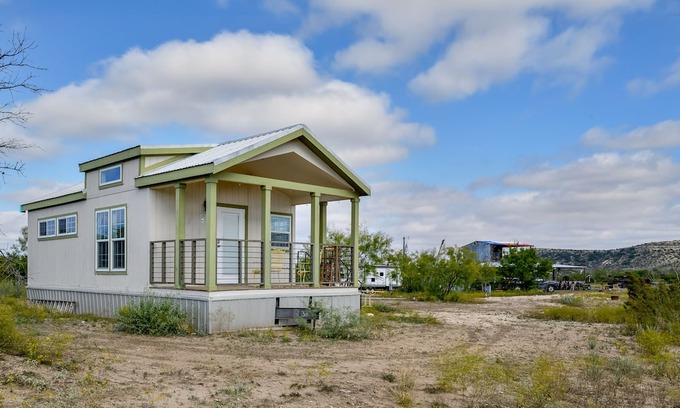 Robert Lee Cabine | Escape to Tranquility: Unwind and Embrace Nature at our Hillside Cabin