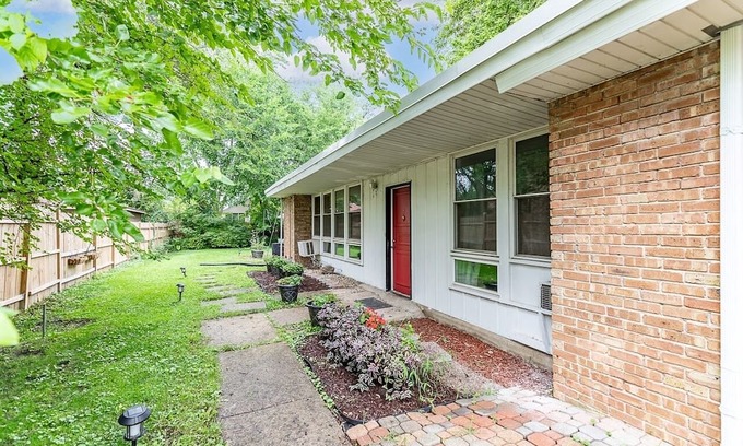Homewood Maison | Cozy Rest-Haven, walking distance from Metra station and downtown Flossmoor