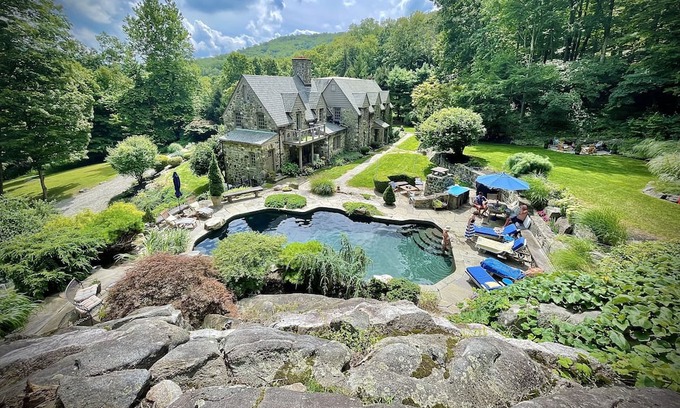 Putnam Valley Maison | Explore the Hudson Valley from this Country Retreat + Pool, Gym & Pets ok.