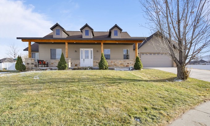 Heber Maison | MountainView AdventureHome | Hot Tub | 6br 4ba Sleeps 12 | ADA w/elevator & Pet Friendly | Lg Groups