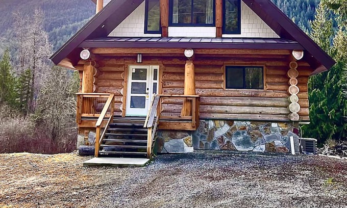 Sunshine Valley Cabine | Log cabin retreat, in beautiful Sunshine Valley, minutes from Manning Park.