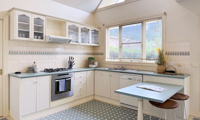 Knoxfield Maison | Victorian design house, 5-minute walk to lake, 3-minute drive to shopping mall.