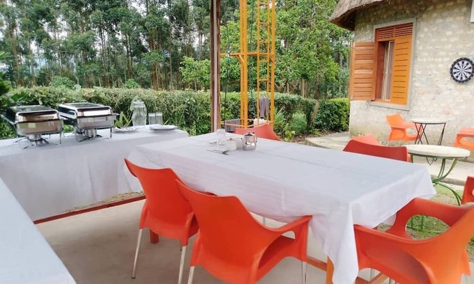 Western Region Autre | White Cat Farm Hut Inn is nestled on the outskirts of a quaint African village