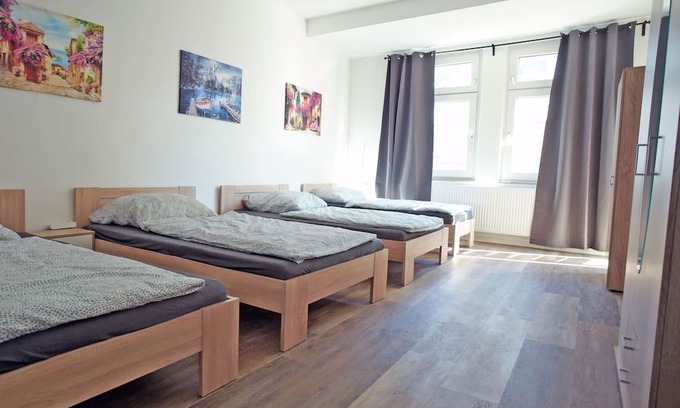 Marxloh Maison | Neu Sanierte Monteurzimmer 1-8 Personen
