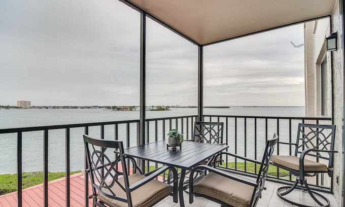 Palma del Mar Copropriété | Stylish St Petersburg Condo w/ Balcony + Bay Views