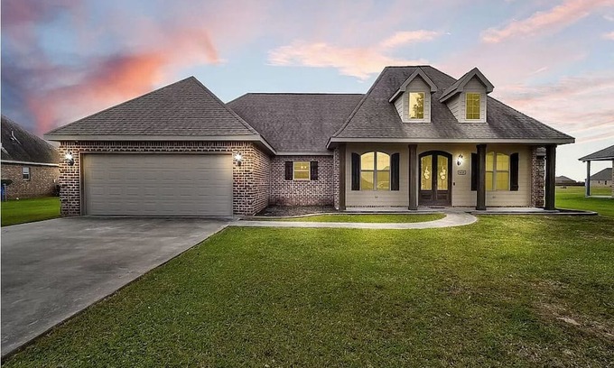 Iowa Maison | House in quiet Iowa near Lake Charles + EV charger