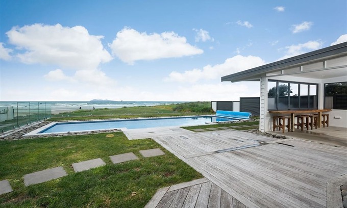 Waihi Beach Maison | ALL THE 3'S @ NUMBER 3