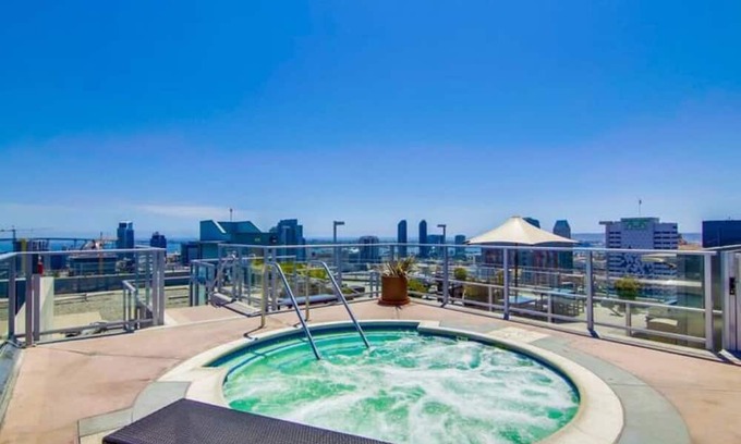 Civic Core Appartement | Stunning High-Rise Condo w Free Gym, Pool, Laundry