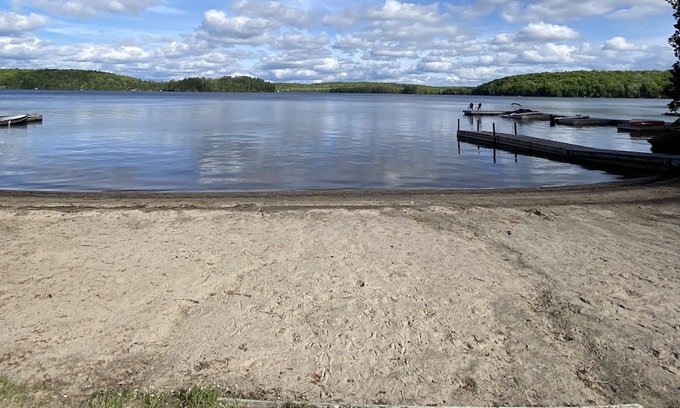 Utterson Maison | Waterfront Home on Three Mile Lake. Ideal lodging for ice fishing.