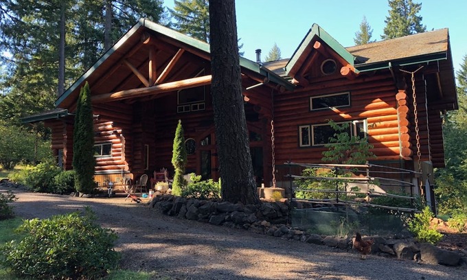 Eugene Maison | Spectacular log lodge on 5 acres of parkland 10 minutes from Eugene town